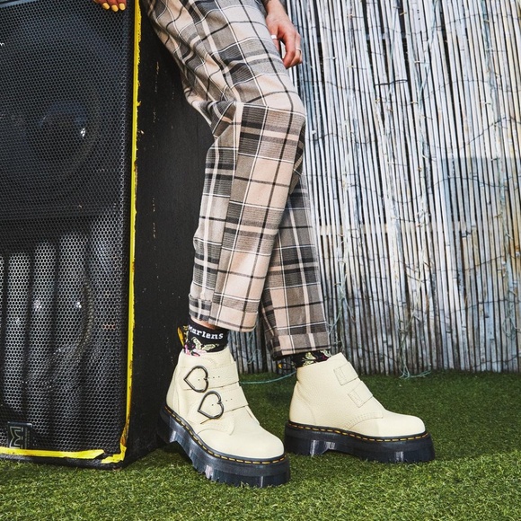 Dr. Martens Women's Devon Heart Platform Quad Retro Bone Cream Milled Nappa - Picture 2 of 9